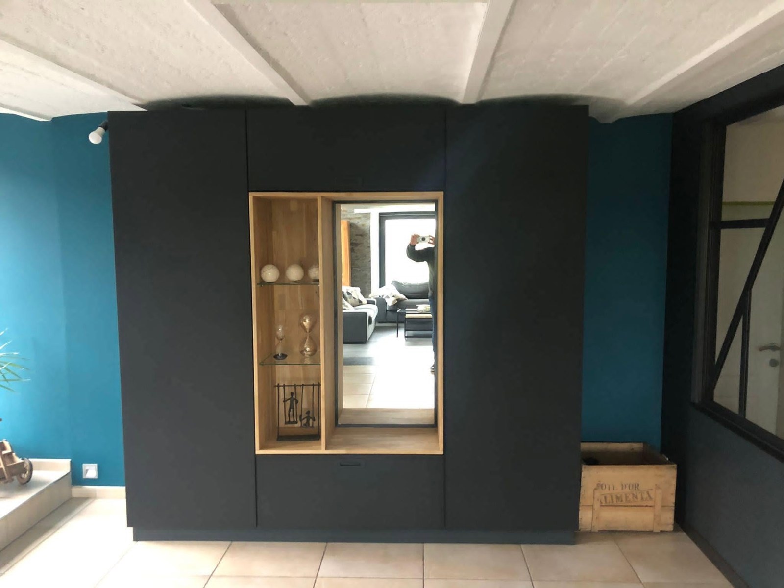 Meuble de rangement mural anthracite du sol au plafond, avec niche en chêne et miroir pleine hauteur
