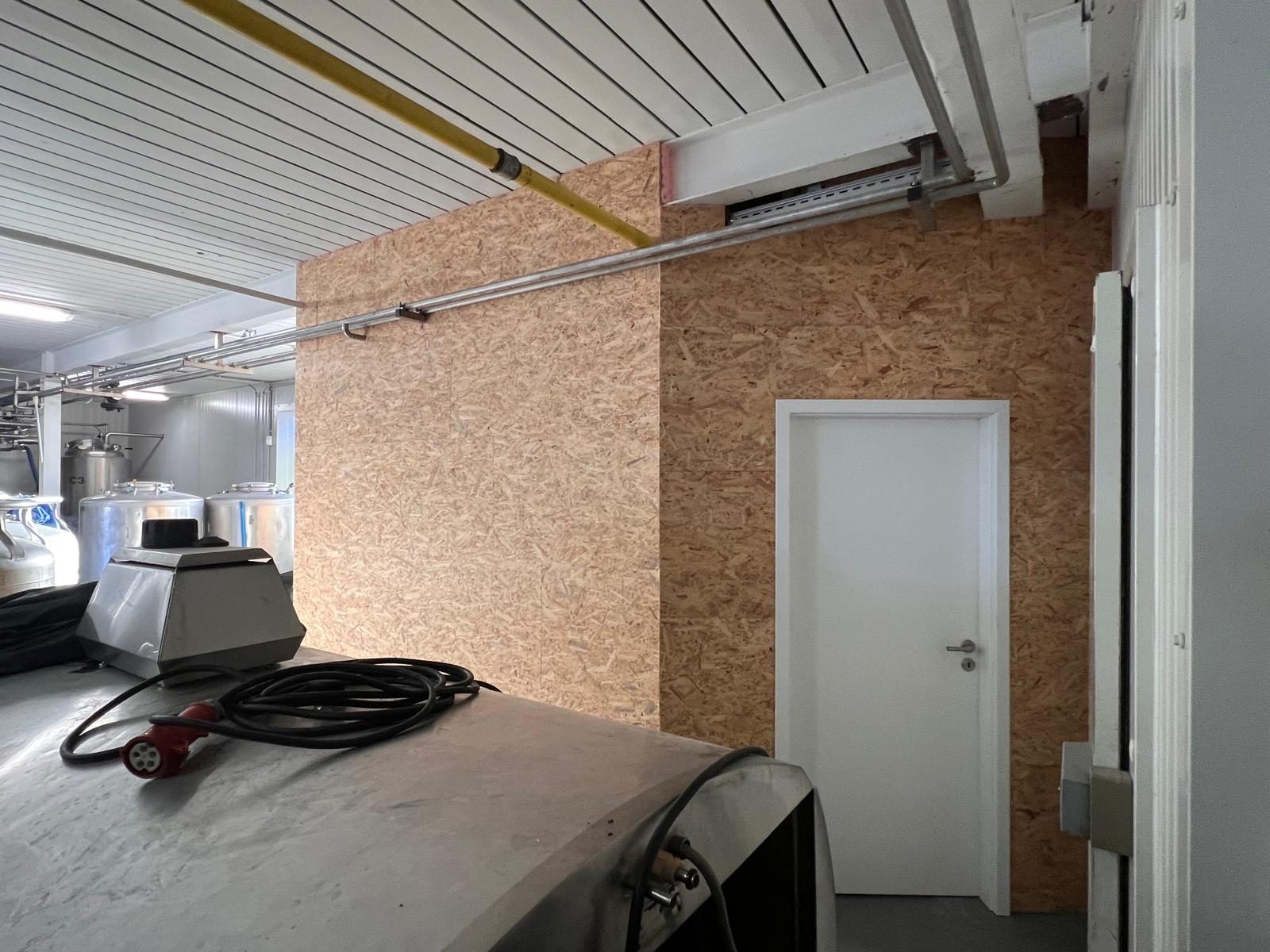 Flohimont — la cloison acoustique fermée, avec sa porte d'accès