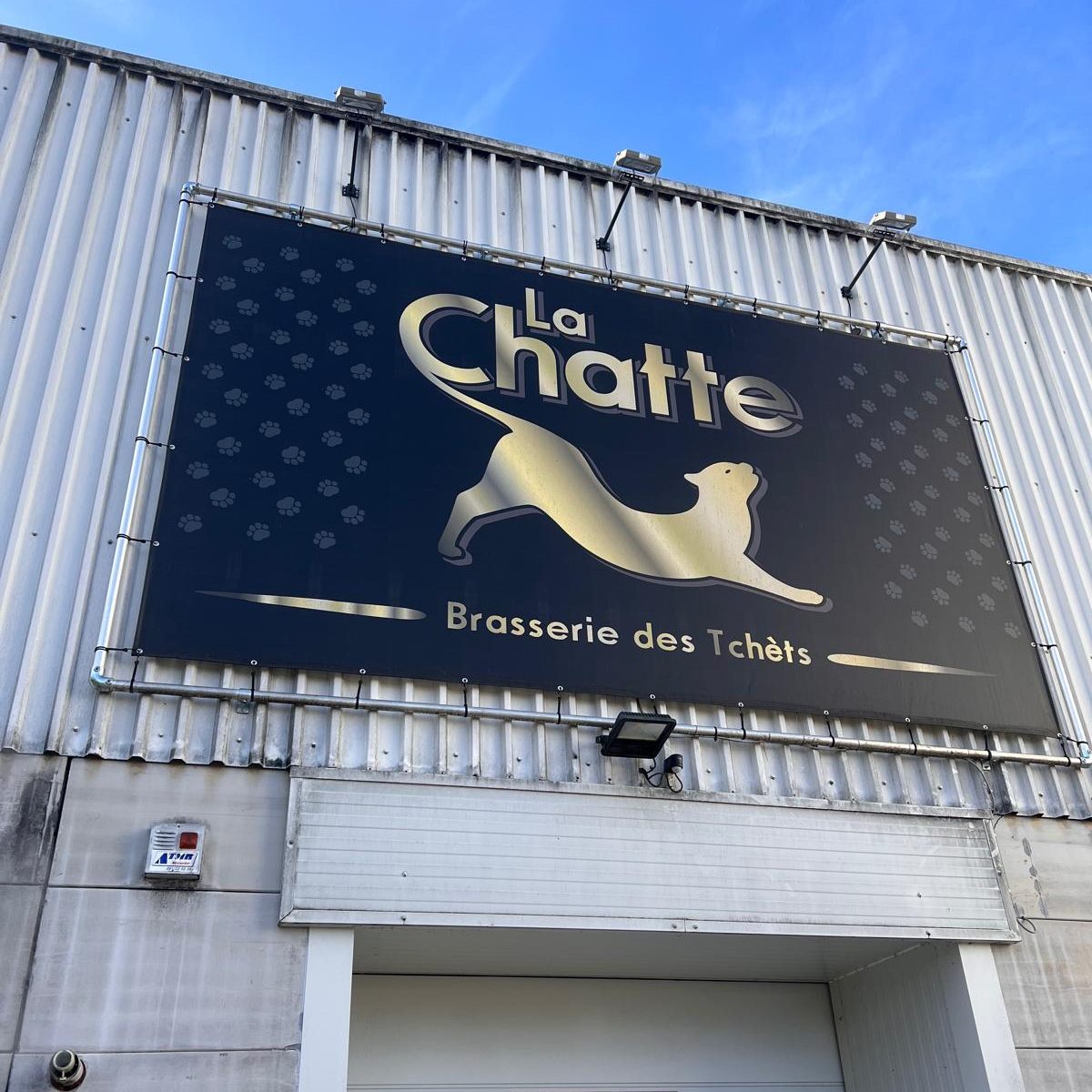 Enseigne de la Brasserie de la Chatte à Flohimont