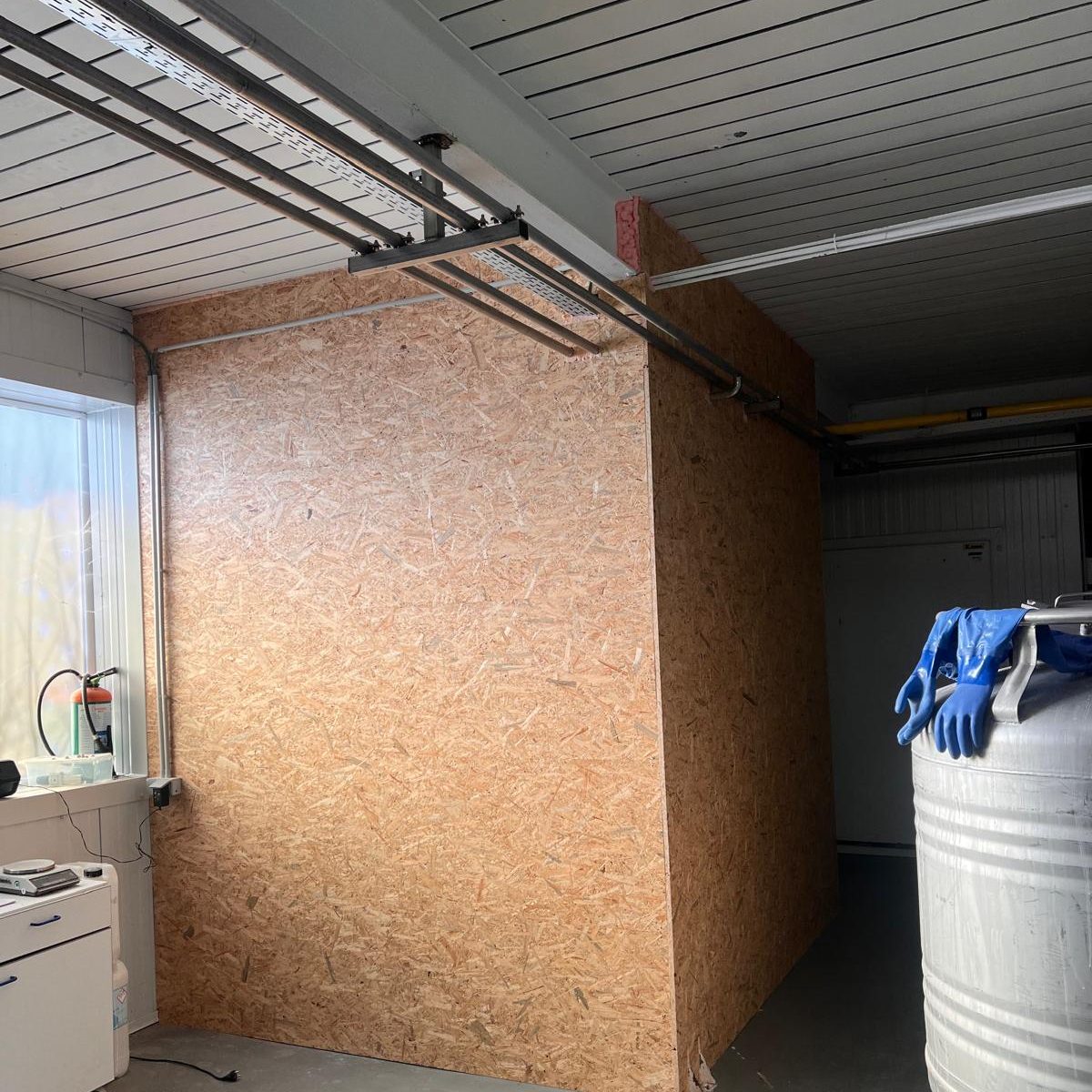 Cloison acoustique terminée, vue depuis l'atelier de brassage