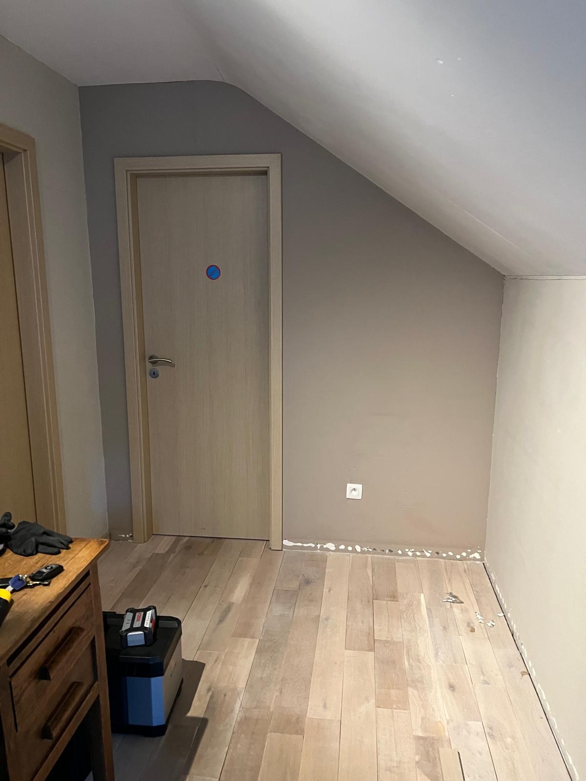 Massul — le palier mansardé aux murs peints avant travaux