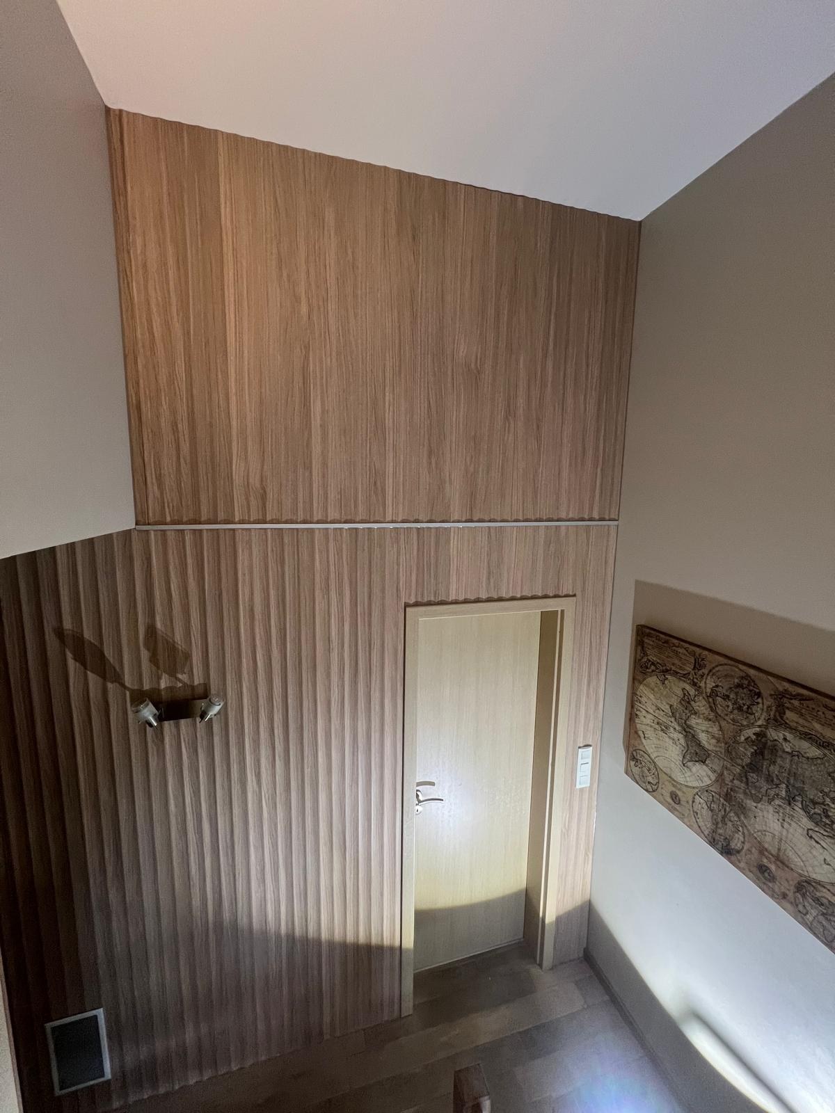 La cage d'escalier revêtue du sol au plafond