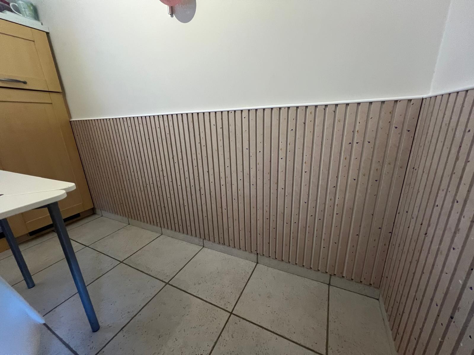 Le soubassement terminé le long du mur de cuisine