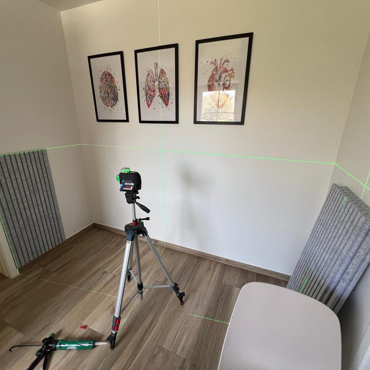 Implantation au laser avant la pose des panneaux