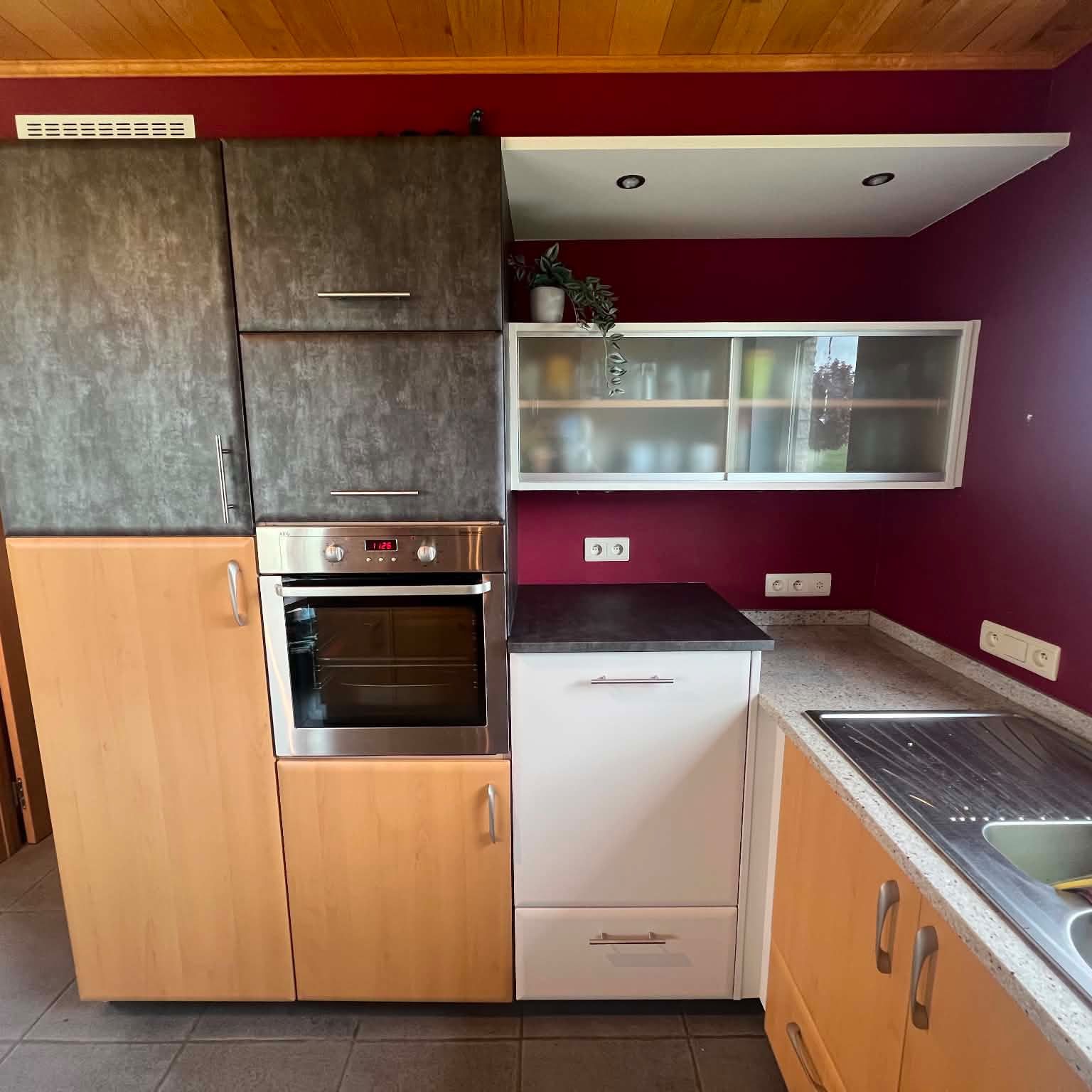 Chantier à mi-parcours : le haut recouvert, le bas encore en hêtre