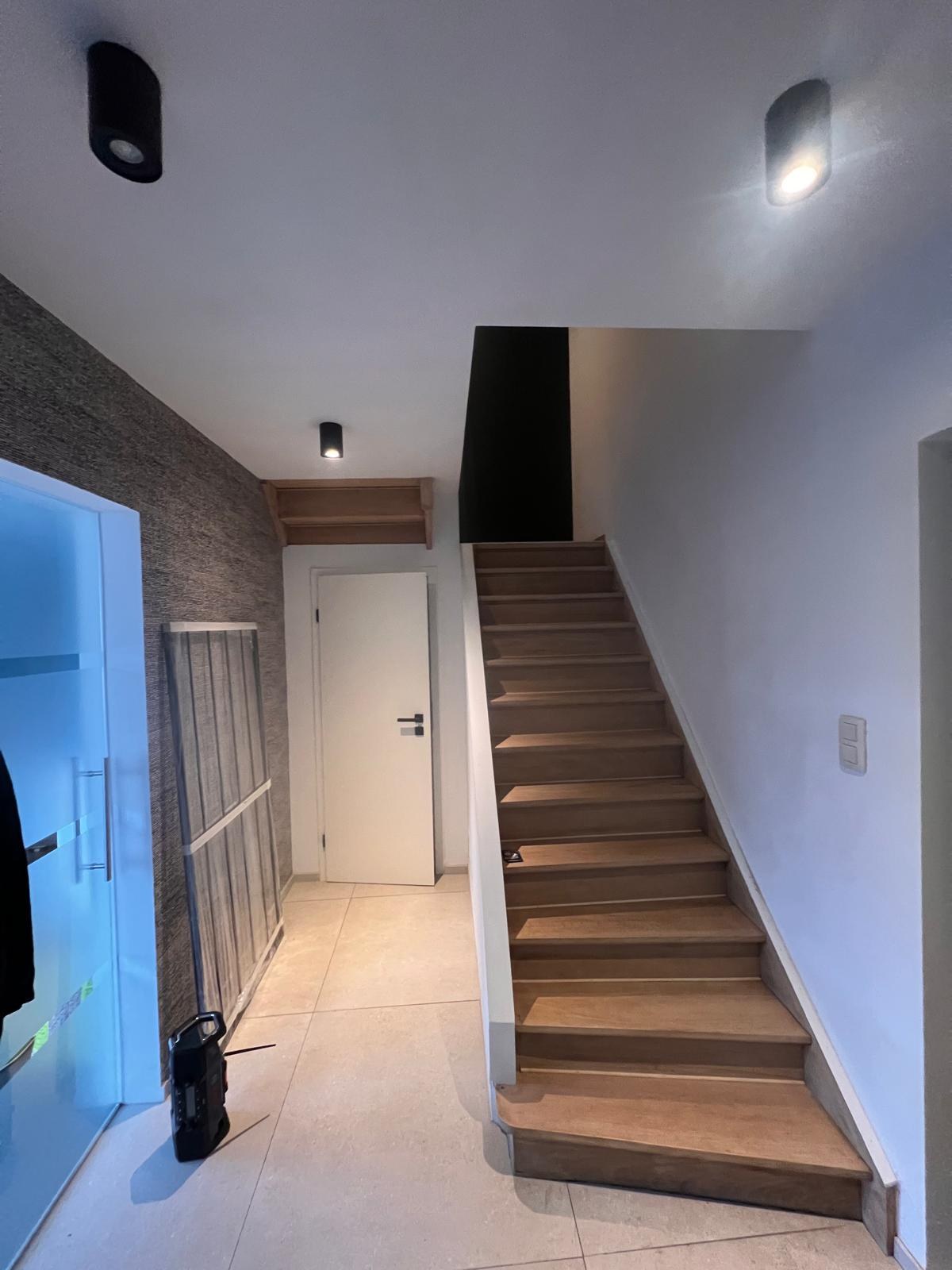 Bertrix — l'escalier en chêne avant la pose, sans garde-corps